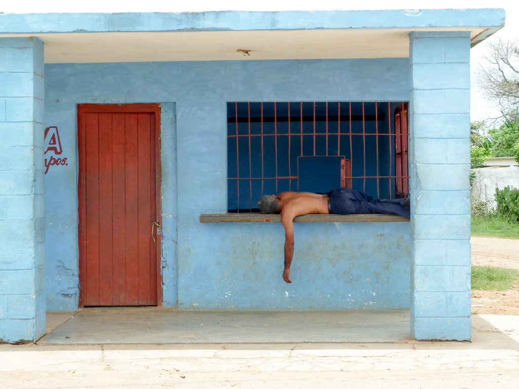 Mittagsschlaf am Straßenrand in Kuba